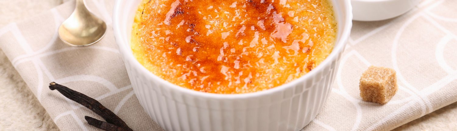 Delicious,Creme,Brulee,In,Bowl,,Vanilla,Pods,And,Sugar,Cubes